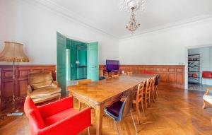Maisons de vacances 7 Bedroom Lovely Home In Chabris : photos des chambres
