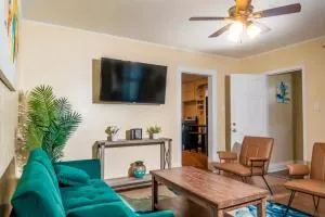 Exquisite Rogers Park 1 bedroom, 1 bath Apartment Near Evanston - Howard District