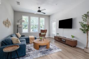 Charming, New Apt, Pool, Long Stays