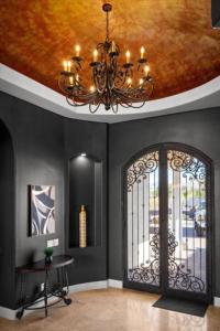 Luxury Mansion, Heated Pool and Spa, Pickleball, Batting Cage, 2 Game Rooms, Speakeasy