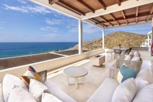 Beautiful Beachfront Condo, Five-Star Amenities