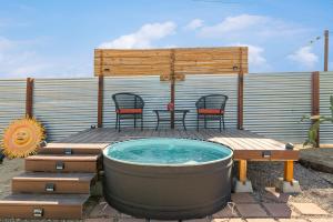 Village House - Hot Tub, Pool, walk to shops