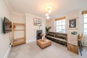 Sunny 1-Bedroom Flat Near the Waves of Brighton Beach