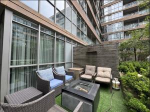 1Bdrm plus den with 4 real beds plus sofabed & Terrace & parking