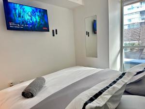 1Bdrm plus den with 2 real beds plus sofabed & Terrace & parking