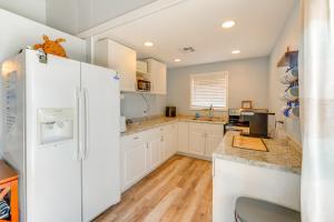 Home Near Beach in Alligator Point Rooftop Deck!