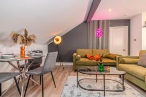 Modern 2-Bedroom Flat with Complimentary Parking