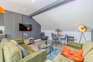 Modern 2-Bedroom Flat with Complimentary Parking