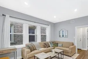 Spacious Haven - 8-Minutes to Chicago - Sleeps 10 - 西塞罗