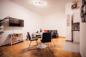 SweetHome Ampio bilocale in centro con parcheggio gratuito coperto vicino a stazione Como-Milano