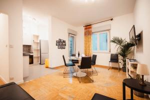 SweetHome Ampio bilocale in centro con parcheggio gratuito coperto vicino a stazione Como-Milano