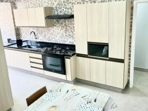 Coimbra Guarujá - Apartamento Beira Mar - Praia Enseada - 150m Praia