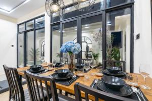 Umajana - 9 Min To Beach, Private Oasis with Skyline Perch