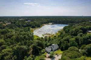 Pond Front Home w Game Room Dog Friendly - إيست هارويتش