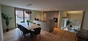 Visionary Hospitality Bassersdorf, Zürich - Premium Apartments in Swiss Style with Free Parking, Washer, Kitchen, Terrace, Vaulted Cellar Event Room, 15' City & Airport - Dübendorf