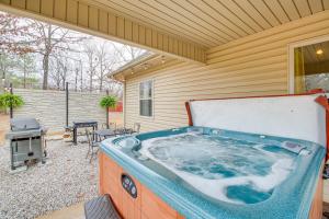 Less Than 5 Mi to Lake Desoto Grand Hot Springs Home