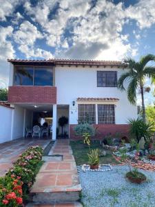 Casa Rústica con jardínes en excelente ubicación