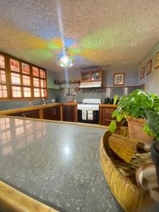 Casa Rústica con jardínes en excelente ubicación