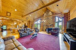 Pool, Deck, Game Room! Group Getaway on Fox River