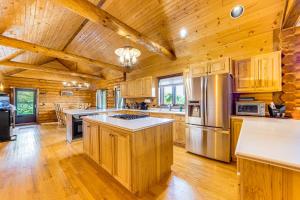 Pool, Deck, Game Room! Group Getaway on Fox River