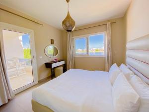 Nayah Stays, Joubal Lagoons flowery apartment