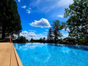 Pine Point Apartament with shared Pools, Jacuzzi, Sauna & Gym