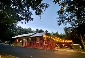 Smores Retreat - Minutes from PF Parkway! Hot tub and fire pit! - Middle Creek