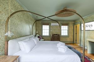 The Nicholas Veranda King Suite- 1 Block to King