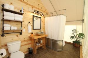 Glamping Tent #9 with AC and Private Bath 2 Queens