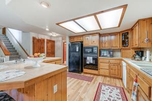 11 Mi to Cathedral Hills Home with Wooded Views!