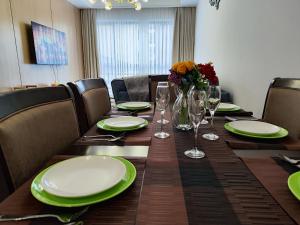 Lolas Haven - 75" Screen, Heated Pool, Gym, Views