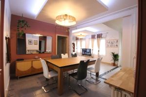 Appartements Plain-Pied - 5 couchages - Billard - BabyFoot - Terrasse - Jardin - Veranda - 4 chambres & canape convertible - Netflix - Amazon Prime - WIFI - Stationnement gratuit devant - Verdun Centre - Gere par Presta-Zen-Services : photos des chambres
