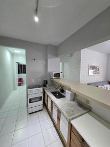 Apartamento no Guarujá Praia da Enseada para até 6 pessoas, com Ar Condicionado, aprox 350 metros - 5 minutos a pé