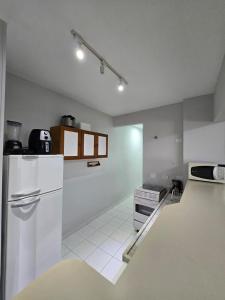 Apartamento no Guarujá Praia da Enseada para até 6 pessoas, com Ar Condicionado, aprox 350 metros - 5 minutos a pé