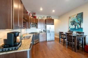 Fully Equipped 2BR Condo with Private Hot Tub & Views - Newpark Terrace 57