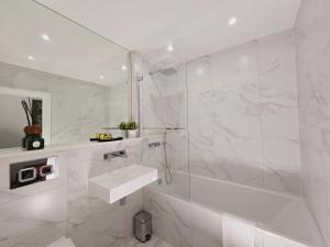 Abbey Corner By Nivaas 4-Located in the heart of the city centre-5 minute walk to train station-20 minutes to London via train