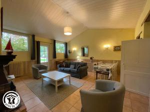 Maisons de vacances Maison renovee avec piscine chauffee privative pres de Challans et Aizenay - FR-1-426-258 : photos des chambres