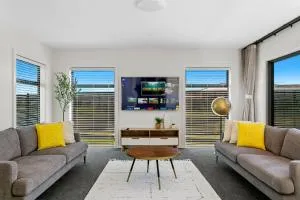 Taupo New Retreat - Stylish, Convenient and Gully track to the lake - 陶波