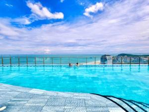 Oasis Suites - The Sóng, Infinity Pool & Gym