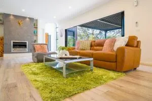 Family Friendly 4 Bedrooms House in Dairy Flat - Red Beach