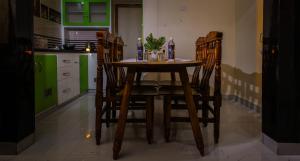 S V IDEAL HOMESTAY -2BHK SERVICE APARTMENTS-AC Bedrooms, Premium Amities, 2KM to Tiruchanoor Padmavathi Temple , 6KM to Alipiri, 24 HOURS Service BOYS Available