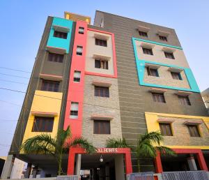 S V IDEAL HOMESTAY -2BHK SERVICE APARTMENTS-AC Bedrooms, Premium Amities, 2KM to Tiruchanoor Padmavathi Temple , 6KM to Alipiri, 24 HOURS Service BOYS Available