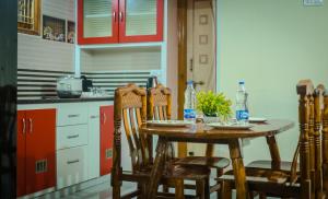 S V IDEAL HOMESTAY -2BHK SERVICE APARTMENTS-AC Bedrooms, Premium Amities, 2KM to Tiruchanoor Padmavathi Temple , 6KM to Alipiri, 24 HOURS Service BOYS Available
