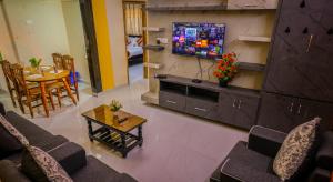 S V IDEAL HOMESTAY -2BHK SERVICE APARTMENTS-AC Bedrooms, Premium Amities, 2KM to Tiruchanoor Padmavathi Temple , 6KM to Alipiri, 24 HOURS Service BOYS Available