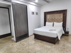 Premium Apartment in Hiranandani Powai by Maxxvalue - Chitranjan
