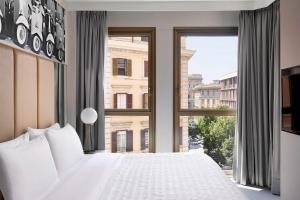 Deluxe Triple Room, Larger Guest room, Limited view room in Le Meridien Visconti Rome