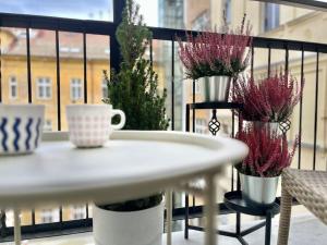 Sunlit - Prague Apartment