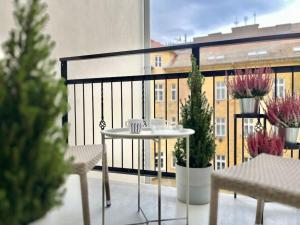 Sunlit - Prague Apartment