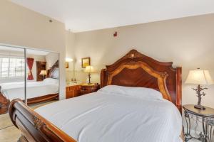 Grand Wood Suites - 3rd Floor Front Side Corner Penthouse Suite 304