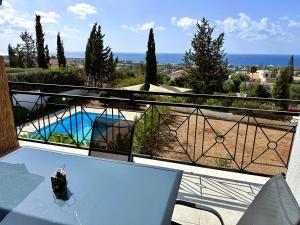 Cozy 2 bdr house with panoramic sea views